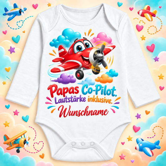 Papas Co-Pilot. Lautstärke inklusive. – Langarmbody mit Wunschname und Hintergrund