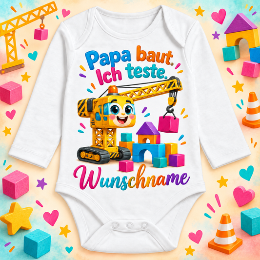 Papa baut. Ich teste. – Langarmbody mit Wunschname und Hintergrund