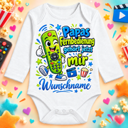 Papas Fernbedienung gehört jetzt mir – Langarmbody mit Wunschname und Hintergrund