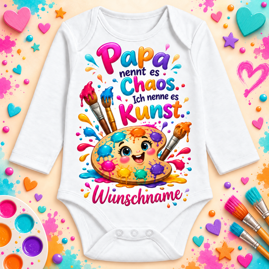 Papa nennt es Chaos. Ich nenne es Kunst. – Langarmbody mit Wunschname und Hintergrund