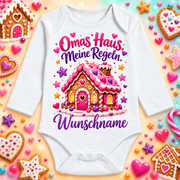 Omas Haus. Meine Regeln. – Langarmbody mit Wunschname und Hintergrund