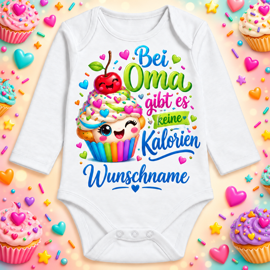 Bei Oma gibt es keine Kalorien – Langarmbody mit Wunschname und Hintergrund