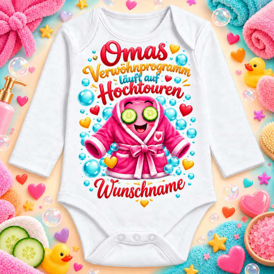 Omas Verwöhnprogramm läuft auf Hochtouren – Langarmbody mit Wunschname und Hintergrund