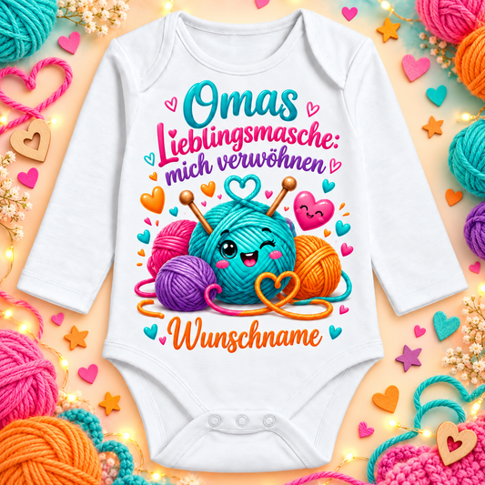 Omas Lieblingsmasche: mich verwöhnen – Langarmbody mit Wunschname und Hintergrund