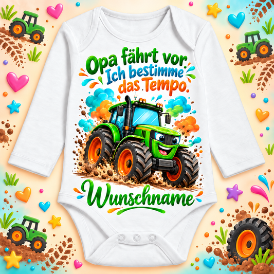 Opa fährt vor. Ich bestimme das Tempo. – Langarmbody mit Wunschname und Hintergrund