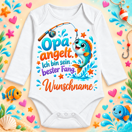 Opa angelt. Ich bin sein bester Fang. – Langarmbody mit Wunschname und Hintergrund