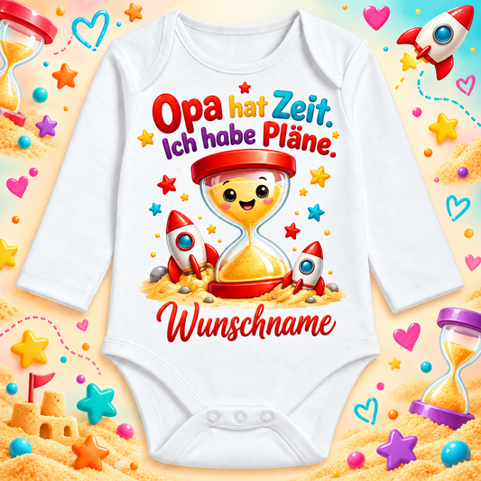 Opa hat Zeit. Ich habe Pläne. – Langarmbody mit Wunschname und Hintergrund