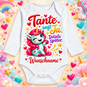 Tante sagt Ja. Details später. – Langarmbody mit Wunschname und Hintergrund