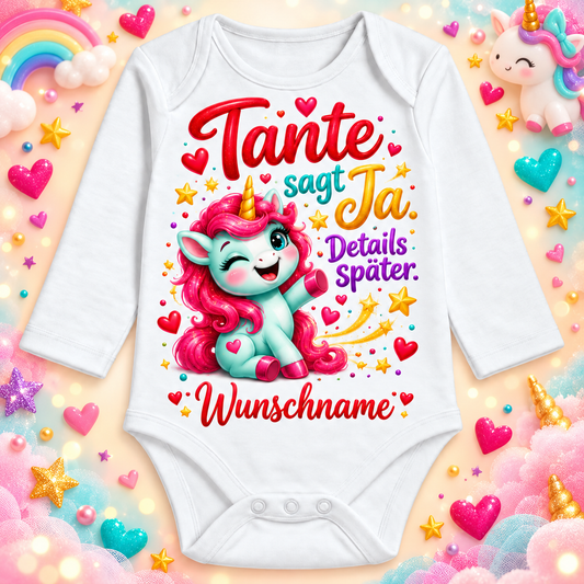 Tante sagt Ja. Details später. – Langarmbody mit Wunschname und Hintergrund