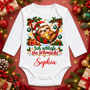 Weißer Langarm-Babybody mit Weihnachtsfaultier, Ich schlafe, ihr schmückt und Beispielname Sophia