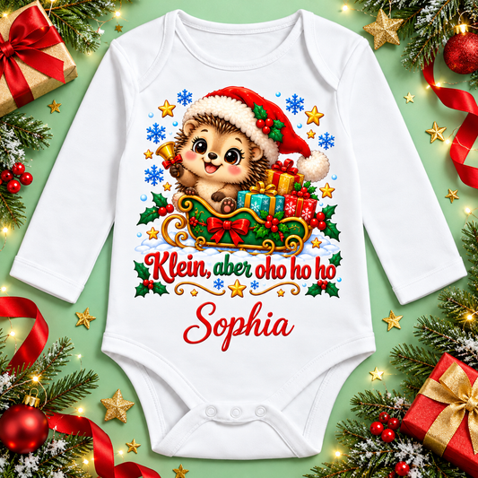 Weißer Langarm-Babybody mit Weihnachtsigel, Klein, aber oho ho ho und Beispielname Sophia