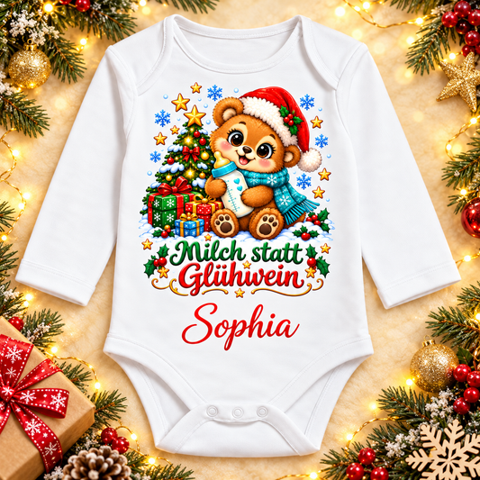 Weißer Langarm-Babybody mit Weihnachtsbär, Milch statt Glühwein und Beispielname Sophia