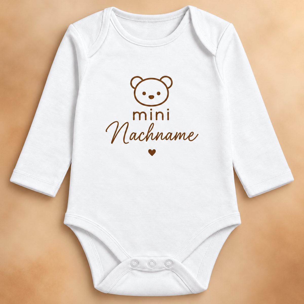 Langarm-Babybody mini Bärchen – personalisierter Nachname mit dekorativem Hintergrund