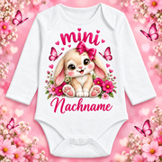Langarm-Babybody mini Hase – personalisierter Nachname mit dekorativem Hintergrund