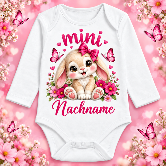Langarm-Babybody mini Hase – personalisierter Nachname mit dekorativem Hintergrund