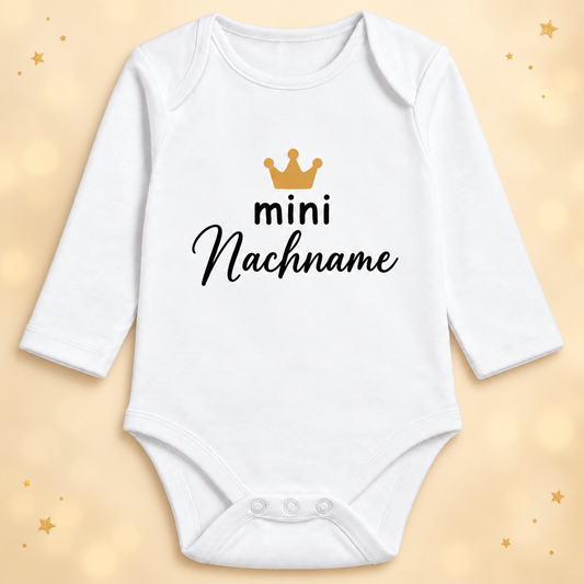 Langarm-Babybody mini Krone – personalisierter Nachname mit dekorativem Hintergrund