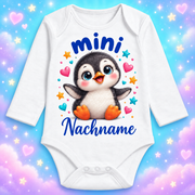 Langarm-Babybody mini Pinguin – personalisierter Nachname mit dekorativem Hintergrund