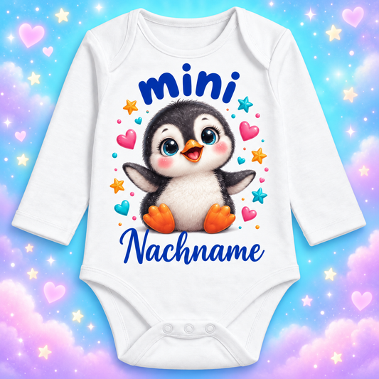 Langarm-Babybody mini Pinguin – personalisierter Nachname mit dekorativem Hintergrund