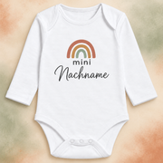 Langarm-Babybody mini Regenbogen – personalisierter Nachname mit dekorativem Hintergrund