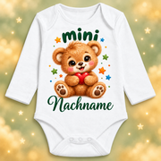 Langarm-Babybody mini Teddy – personalisierter Nachname mit dekorativem Hintergrund