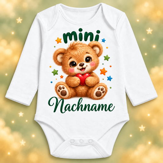 Langarm-Babybody mini Teddy – personalisierter Nachname mit dekorativem Hintergrund