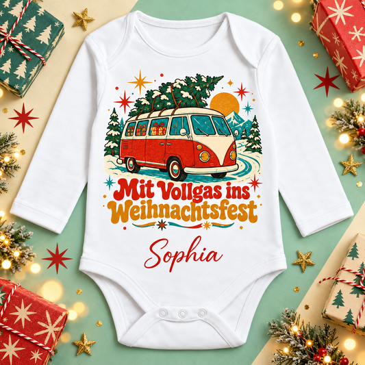Weißer Langarm-Babybody mit Weihnachtsbus im Stil Retro, Mit Vollgas ins Weihnachtsfest und Beispielname Sophia
