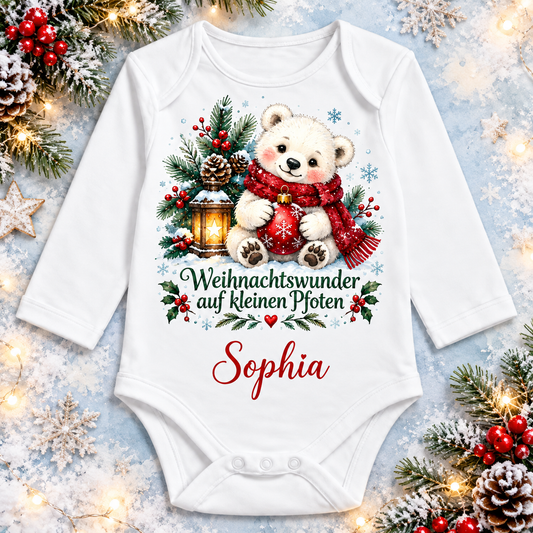 Weißer Langarm-Babybody mit Eisbär im Stil Aquarell, Weihnachtswunder auf kleinen Pfoten und Beispielname Sophia