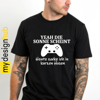 Tshirt Spruch "Yeah die Sonne scheint heute zocke ich in kurzen Hosen" Motiv funshirt